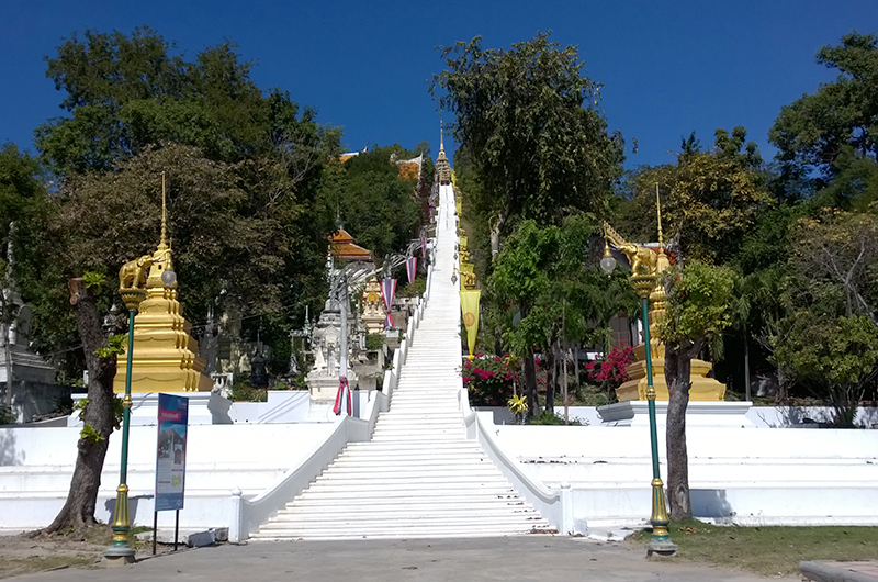 Wat-Sangkat-Rattana-Khiri-stairs1